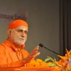 explaining a point during the discourse at chinmaya mission of la